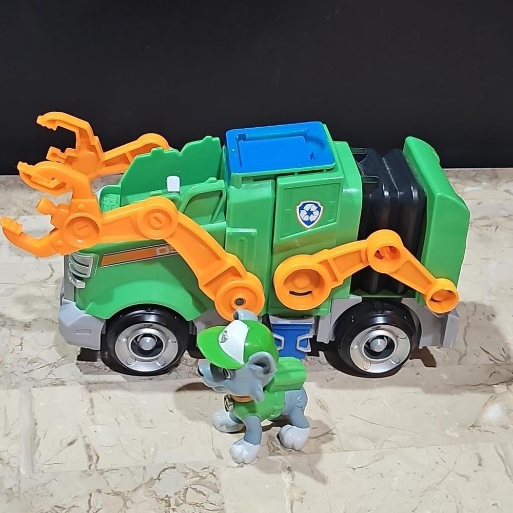 Paw Patrol Rocky Reuse It Deluxe Transforming Recycling Truck with Figure